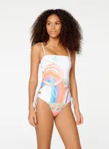 Traje de baño enterizo blanco con estampado de palmeras, arcoíris y texto.