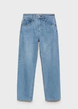 Pantalón de jean celeste, de corte recto, con tiro alto y cinco bolsillos.