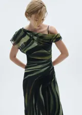 Vestido largo de poliéster con estampado abstracto en tonos verdes, escote asimétrico off-shoulder y manga corta.