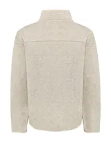 Campera micropolar color beige, de corte recto, con cuello alto y cierre frontal completo. Tiene un bolsillo vertical con cierre en el pecho y dos bolsillos laterales con cierre.
