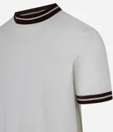 Remera de algodón color crudo con textura vertical, cuello redondo y mangas cortas con rib de color marrón.