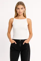 Musculosa blanca ajustada al cuerpo, de bretel fino y escote cuadrado.