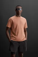 Camiseta relaxed fit color beige confeccionada en tejido con mezcla de algodón, cuello redondo, manga corta y logo estampado en el bajo. Zara Athleticz.