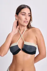 Top strapless dorado con lurex y breteles finos cruzados en el cuello.