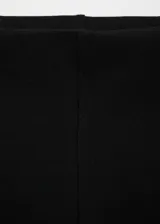Pantalón negro acampanado de tiro alto.