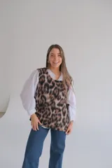 Chaleco con estampado animal print, cuello redondo y lazos laterales para ajustar.