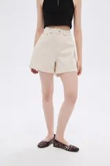 Short de jean color beige, de tiro alto y corte holgado.