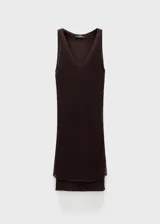 Vestido midi de punto calado en tono burdeos, con tirantes anchos y escote en pico.