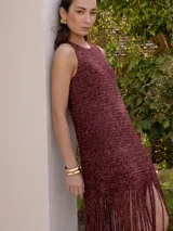Vestido midi tejido a crochet color borgoña, sin mangas y con flecos en el ruedo.