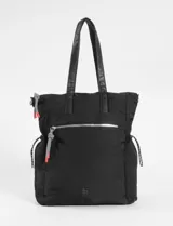 Mochila tipo shopper de poliéster color negro, con asas de cuero sintético negro y cordones ajustables laterales con terminaciones en rojo y blanco. Presenta un bolsillo frontal con cierre metálico plateado y un pequeño logo bordado en la parte inferior.
