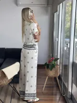 Conjunto de camisa de manga corta con cuello y pantalón largo de corte palazzo, ambos con estampado geométrico en blanco y negro.