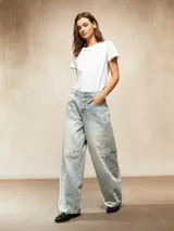 Jean ancho de tiro alto, color celeste claro desgastado, con corte holgado y bolsillos cargo en los laterales de las piernas.