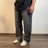 Pantalón de jean negro con efecto lavado y corte holgado.