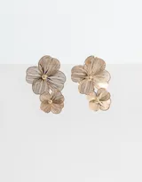 Aros colgantes largos dorados con diseño de flores de filigrana.