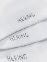 Kit de tres pares de medias blancas de algodón de corte medio.