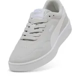 Championes Puma Court Lally SD, color gris claro con detalles en blanco.