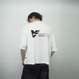 Remera blanca de algodón con corte oversize y estampado con el logo de la marca en el pecho.