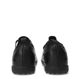 Championes de fútbol Umbro modelo Vibe TF, color negro con detalles en gris degradado en la parte delantera. Presentan suela con tacos cortos (turf) y logo Umbro en el lateral.