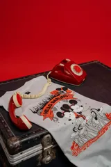 Remera gris de manga corta con cuello redondo y calce oversize. Estampado frontal con diseño de Mickey y Minnie Mouse con la frase "The Flame of Love".