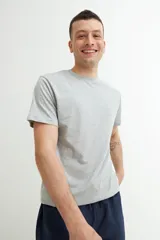 Remera manga corta de color gris oscuro con cuello redondo.