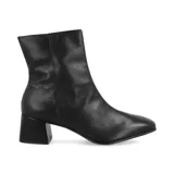 Botas de cuero color marrón con caña media, punta cuadrada y tacón geométrico.