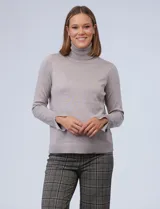 Polera de punto fino marca Nienty, color blanco, con cuello alto volcado y mangas largas con detalle de tajo en los puños.