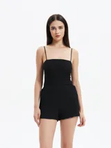 Short negro de tejido texturizado con cintura elástica.