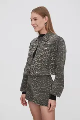 Campera cropped de jean con estampado animal en tonos grises y blancos, con cuello clásico, cierre frontal con botones metálicos y bolsillos delanteros.