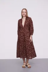 Vestido holgado con estampado en tonos fucsia y diseño de manga abullonada.