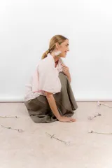 Camisa blanca de lino con cuello clásico y mangas cortas acampanadas.