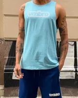 Musculosa negra con cuello redondo y sin mangas. Estampado frontal con el logo Umbro en blanco con textura geométrica.