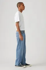 Pantalón de jean celeste, de corte recto y tiro medio.