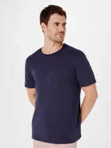 Camiseta básica de manga corta, cuello redondo y calce regular, color rojo jaspeado.