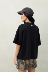 Remera negra de corte cuadrado con cuello redondo y mangas cortas con dobladillo.