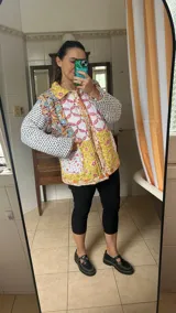 Campera oversized con un diseño colorido, que se convierte en chaleco al quitar las mangas.