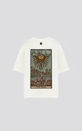 Remera color crudo de manga corta con cuello redondo y calce oversize. Estampa sublimada en la espalda con diseño de la carta del tarot 'El Sol'.