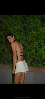 Top marrón con espalda descubierta y tiras finas.