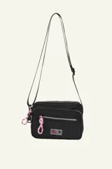 Bandolera negra con correa regulable para usar cruzada o al hombro. Cuenta con múltiples compartimentos con cierre y detalle de cordón rosa en el cierre.