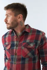 Sobrecamisa de viyela para hombre con interior capitoneado, fit regular, manga larga, cierre con botones, bolsillos y logo en grifa de cuero.