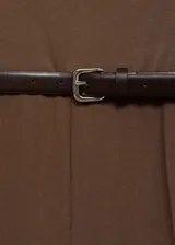 Mono largo color marrón con escote asimétrico, cuello drapeado y cinturón con hebilla.