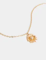 Collar dorado con cadena de eslabones y dije de girasol texturizado.