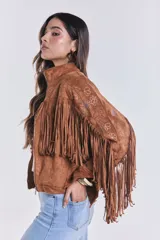 Campera marrón de gamuza con flecos y bordado de flores, con cierre cremallera y corte suelto.