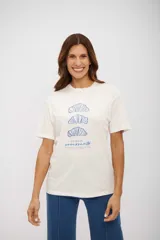 Remera de manga corta color blanco hueso, con cuello redondo y un estampado central en azul que muestra tres ilustraciones de croissants y el texto "LE MATIN croissants".