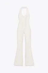 Mono blanco de cuello halter confeccionado en tejido de punto elástico y flexible con trama compacta, mullida y opaca. Espalda descubierta y bajo acampanado.