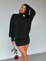 Minivestido negro de mangas largas con cuello alto.