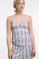 Musculosa con estampado de piel de serpiente en tonos grises y blancos, de tirantes finos regulables y escote corazón con detalle de frunce frontal.