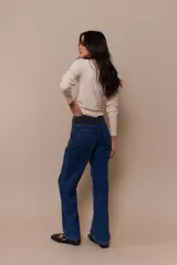 Polera de efecto ante color beige, con cuello medio alto y manga larga raglán.