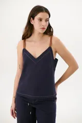 Musculosa azul con breteles finos color marrón y escote en V.