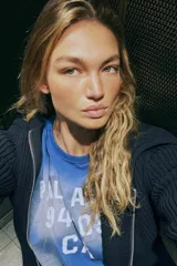 Chaqueta de punto rib color azul marino, con cuello solapa, manga larga y cierre frontal asimétrico con cremallera metálica.