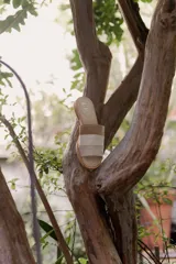 Sandalias de cuero negras con diseño de tiras cruzadas y detalle de elástico en el talón.